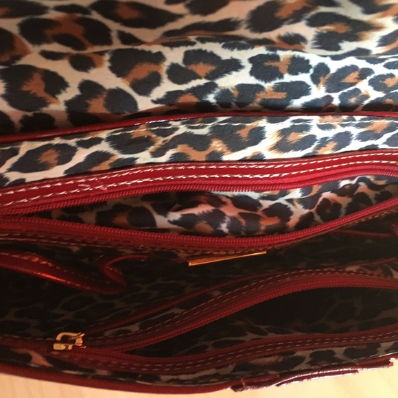 Maxi New York Signature Red Clutch Women's Purse - Picture 4 of 8